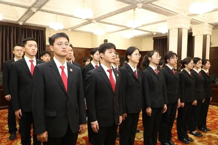卖房人不交房，买房人不付余款，谁违约？