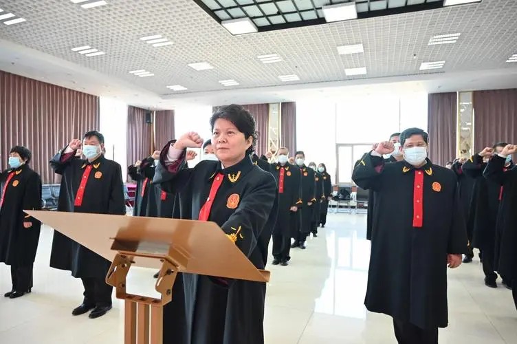 补偿协议遗漏被征收人，村民在律师帮助下起诉撤销了协议